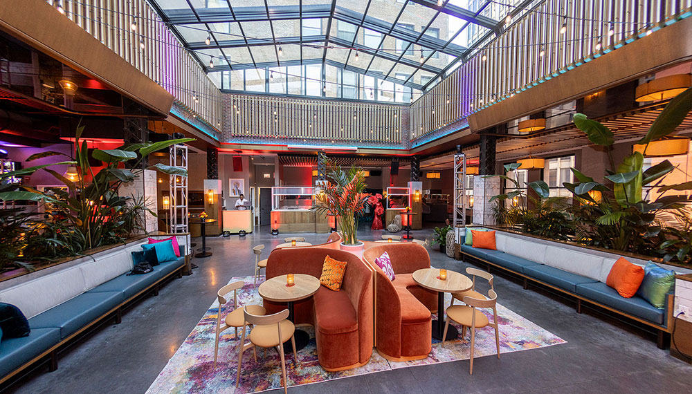 Boleo Seating and roof