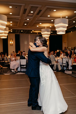 newlyweds dancing 